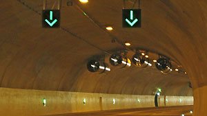 Beleuchtung, Ventilatoren und Lichtsignalanlagen im Tunnel